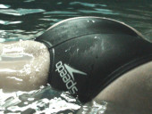 Von hinten gefickt im Pool im High Cut Flyingfish Aquablade