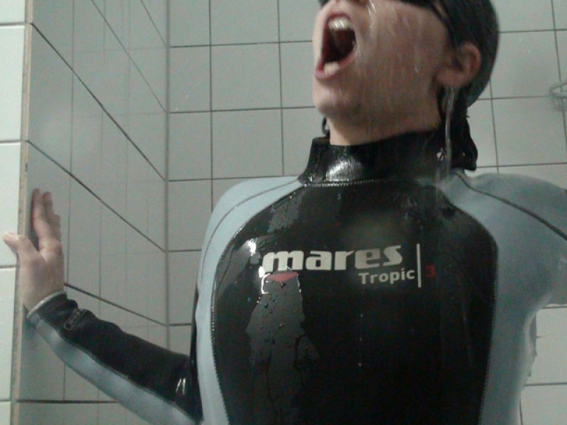 Shower with neopren wetsuit