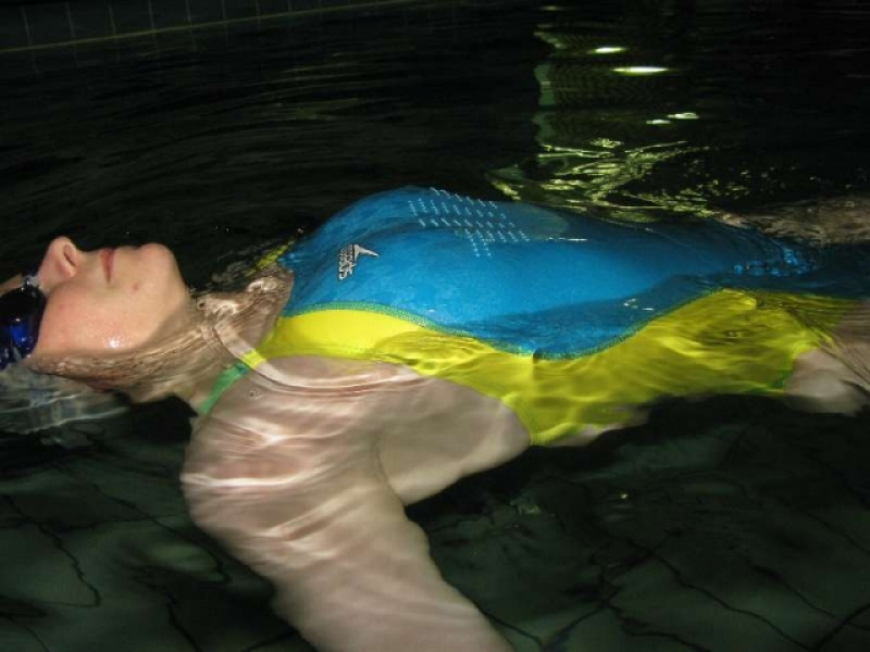 Schwimmtraining im blauen Fastskin